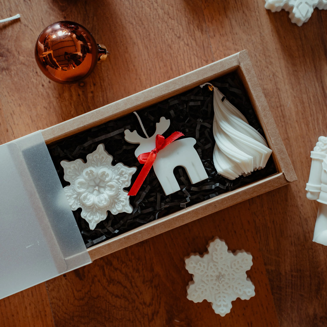 Winter kaarsenset met sneeuwvlok, rendier en kerstboom — handgemaakte adventskaarsen van koolzaadwas