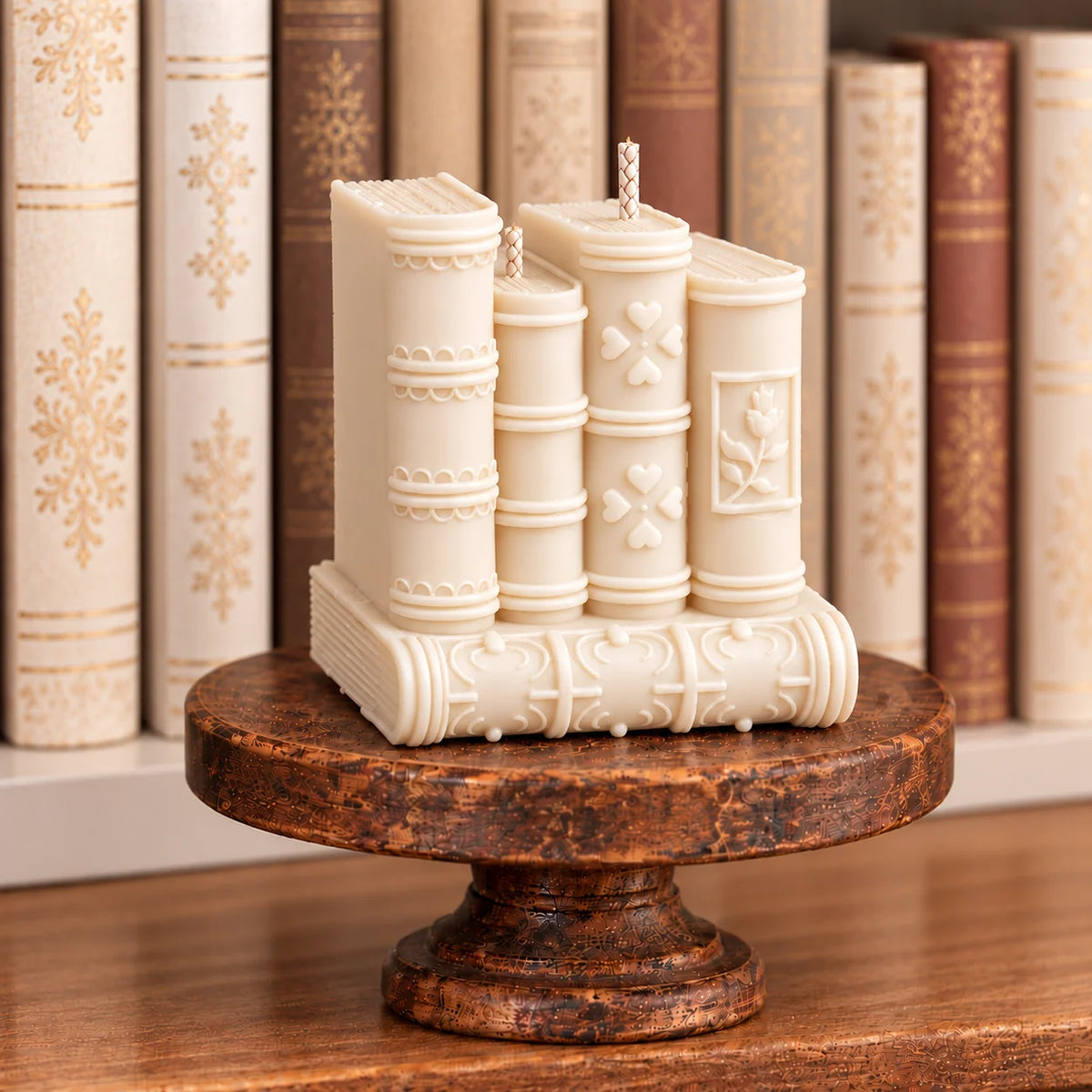 Vintage decoratieve boekkaars van Hot Mess Candle, handgegoten kaars in boekvorm