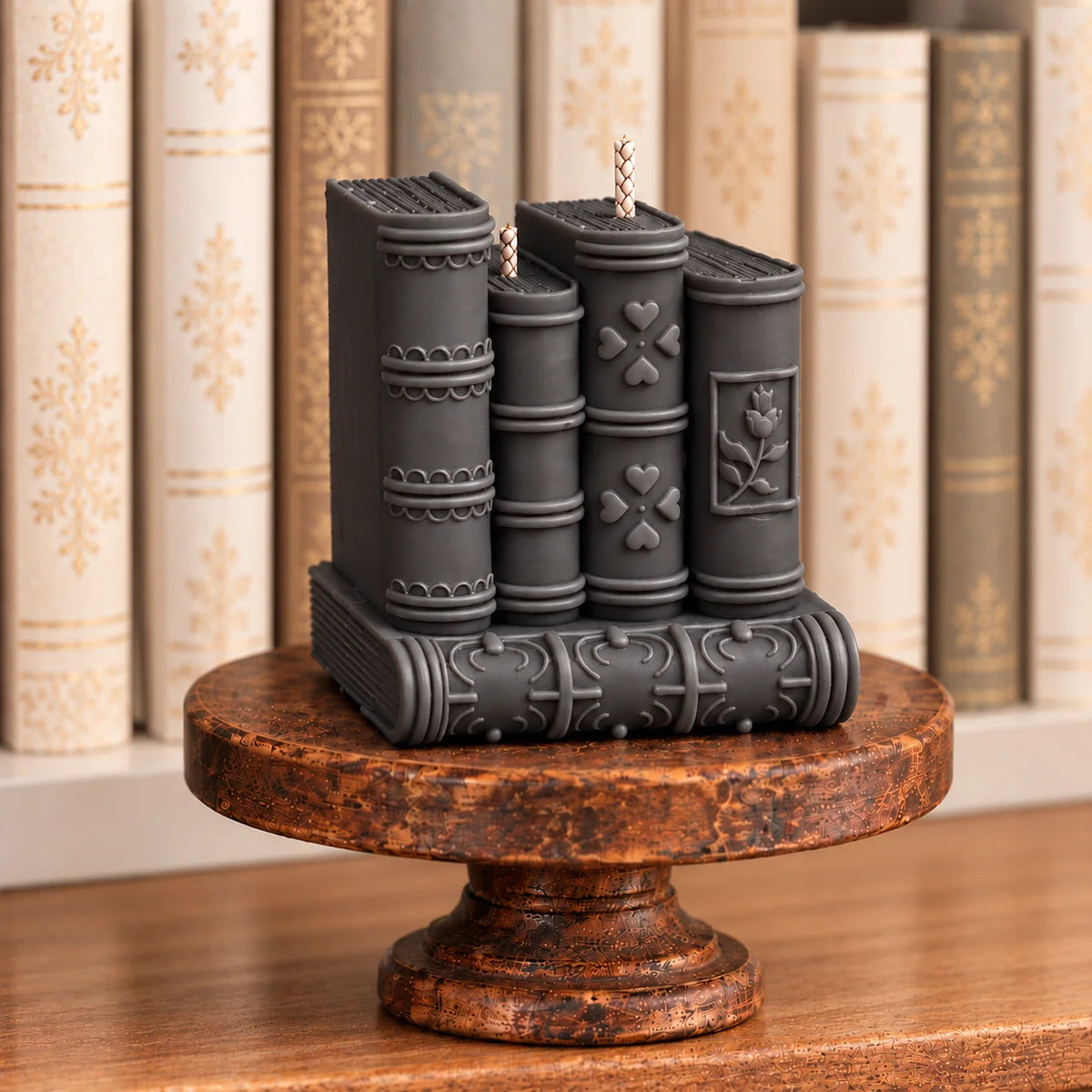 Detail van de decoratieve boekkaars van Hot Mess Candle