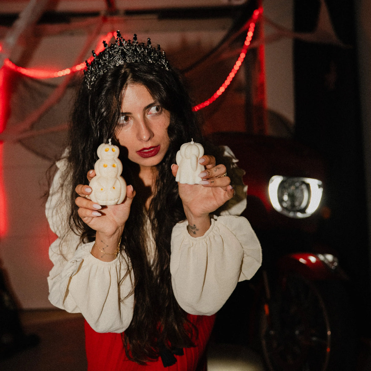 Handgemaakte Halloween pompoenkaars van Hot Mess Candle, drie pompoenen op elkaar