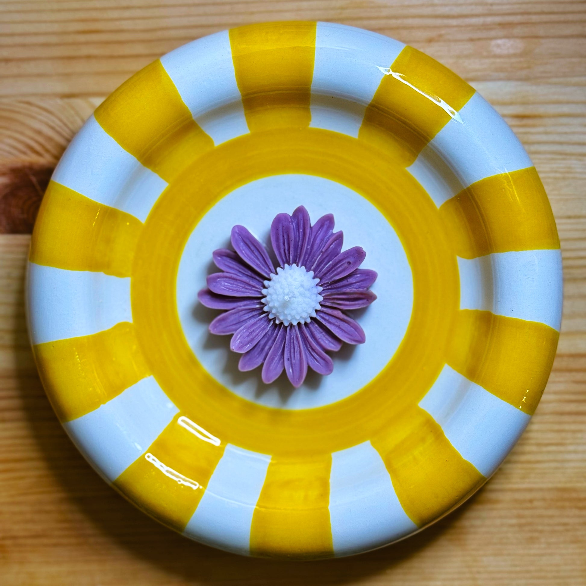 Daisy Me Rollin’ - Hot Mess Candle