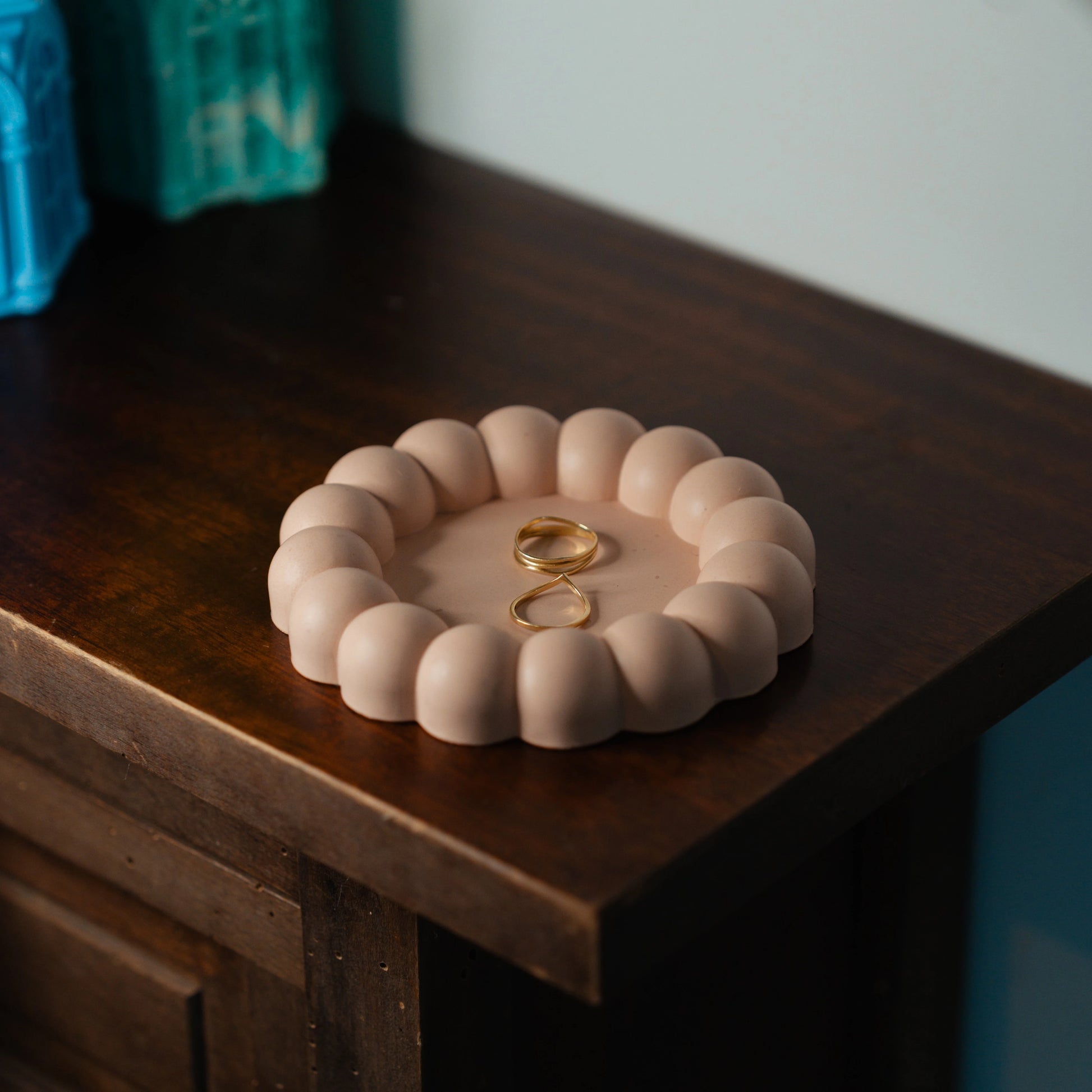 Small_Beige_Jesmonite_Cloud_Tray_Handmade_Candle_Holder_Jewelry_Dish_Hot_Mess_Candle_NL