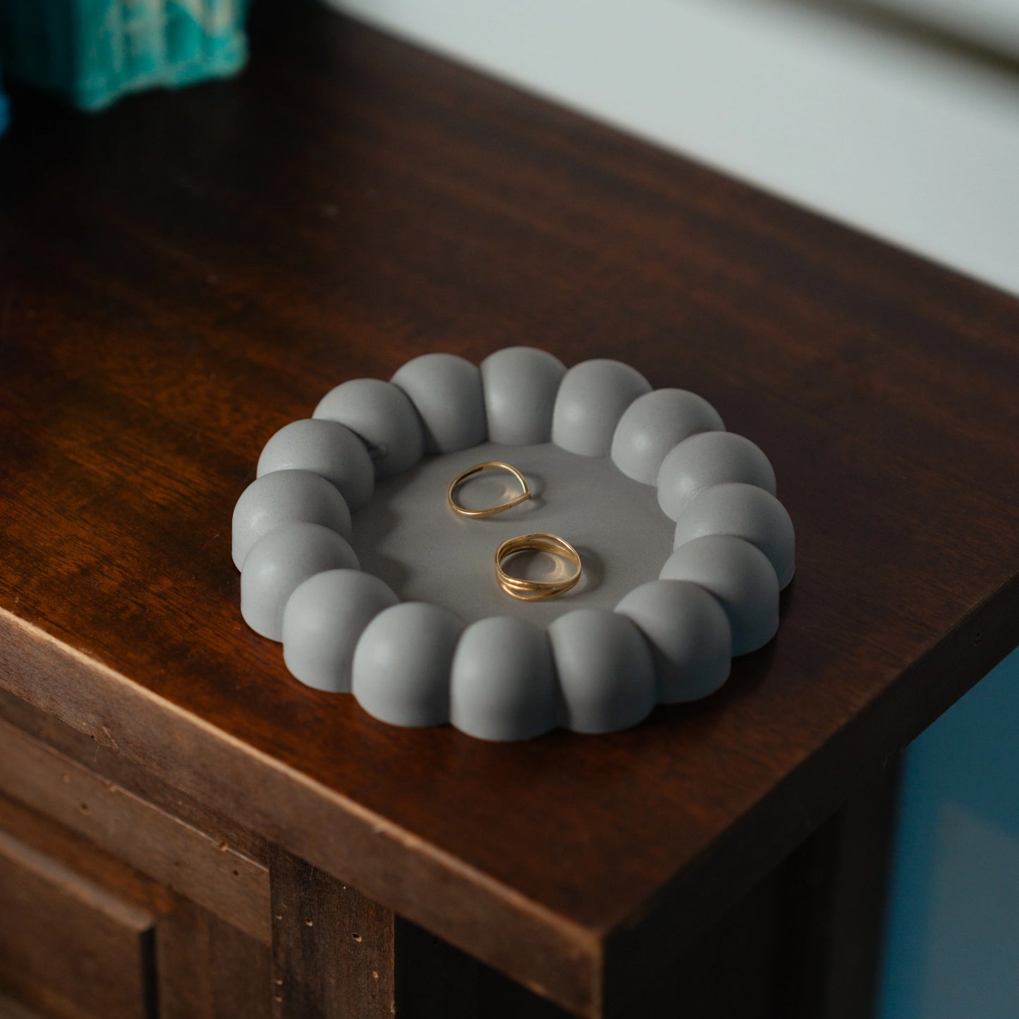Handmade Jesmonite tray for candles or jewelry – cloud-shaped design in gray