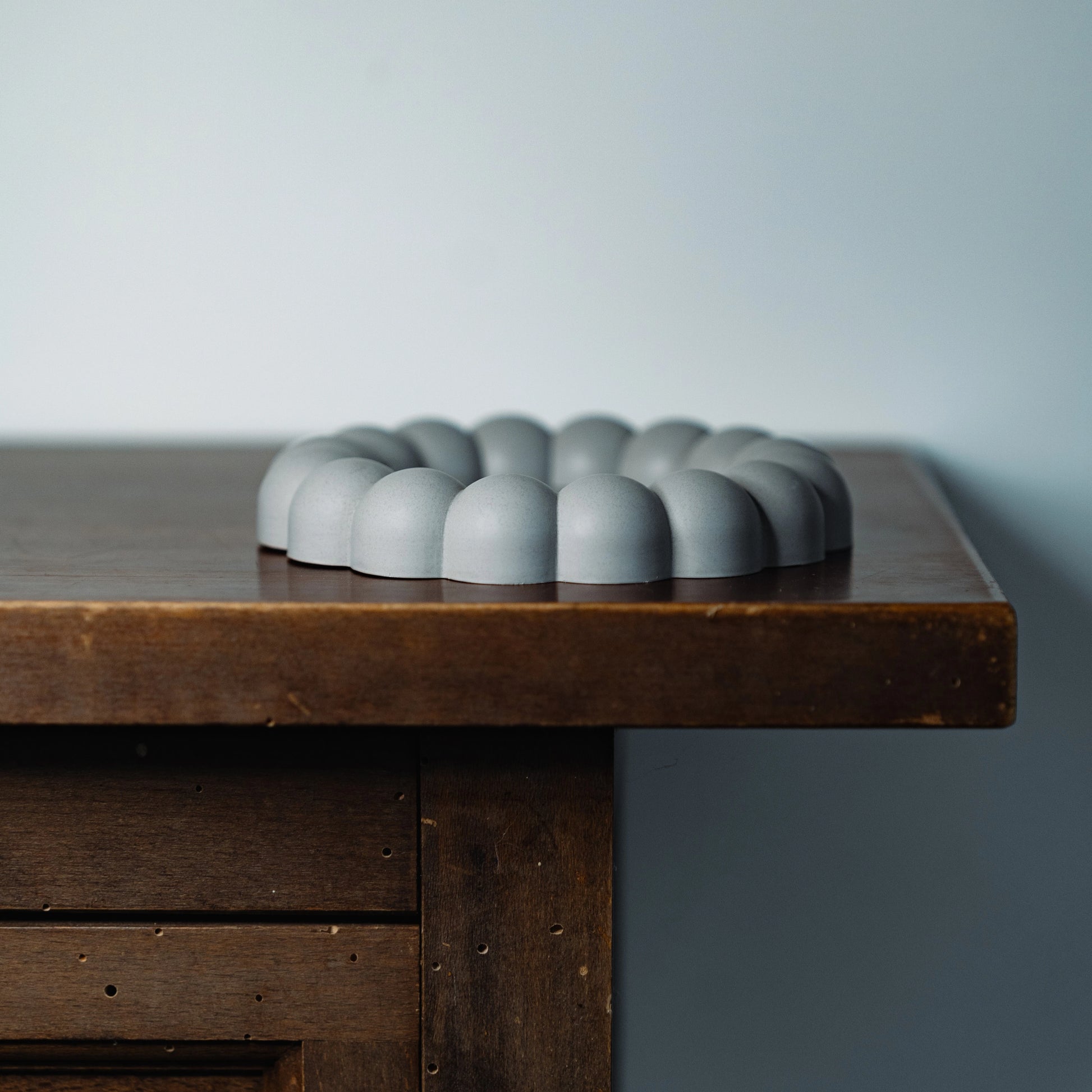 Handmade Jesmonite tray for candles or jewelry – cloud-shaped design in gray