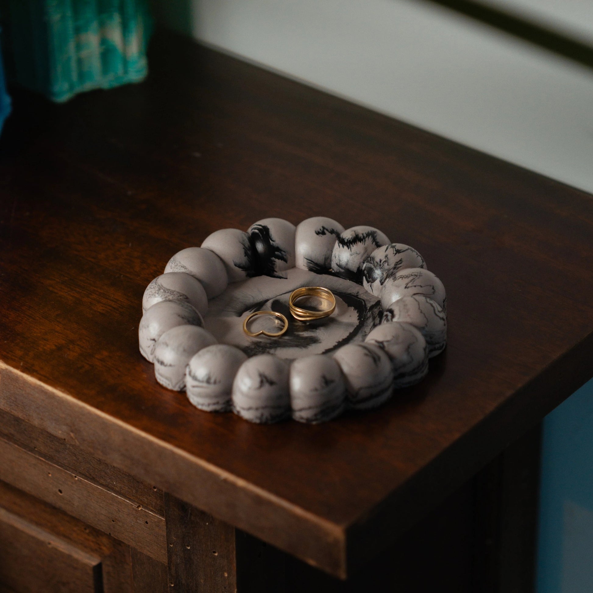 Handmade Jesmonite tray for candles or jewelry – cloud-shaped design in marbled gray