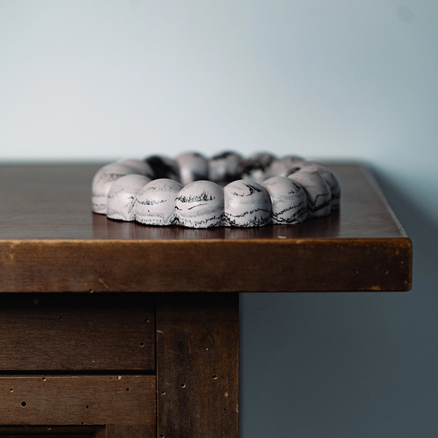 Handmade Jesmonite tray for candles or jewelry – cloud-shaped design in marbled gray