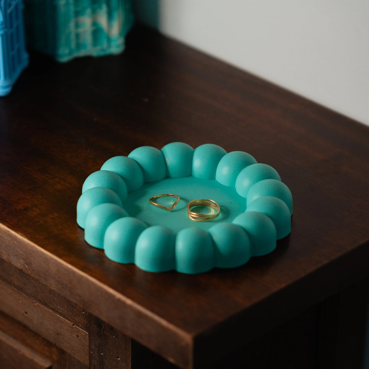Handmade Jesmonite tray for candles or jewelry – cloud-shaped design in turquoise green