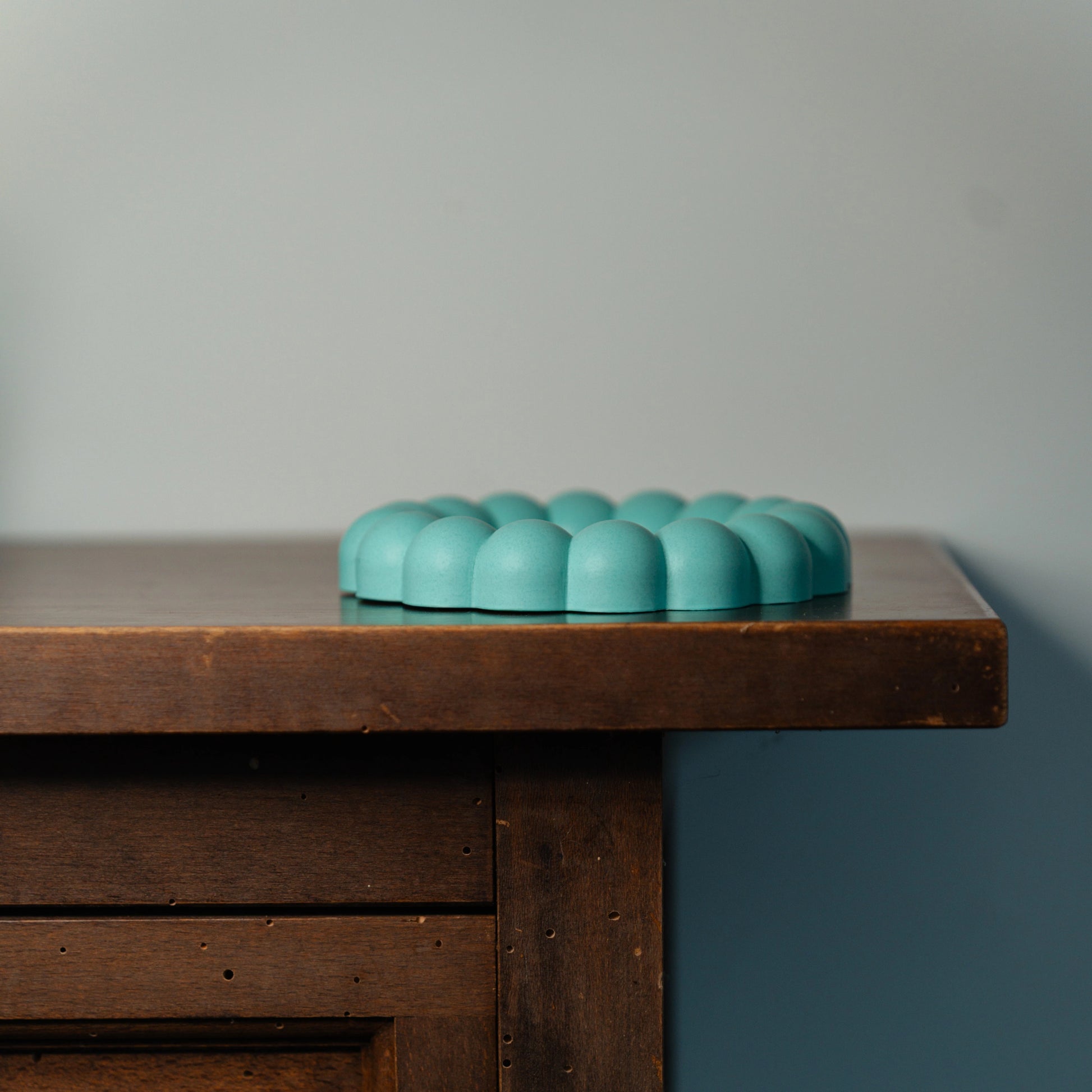Handmade Jesmonite tray for candles or jewelry – cloud-shaped design in turquoise green