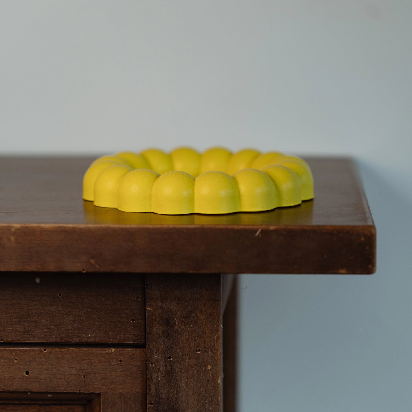 Handmade Jesmonite tray for candles or jewelry – cloud-shaped design in yellow