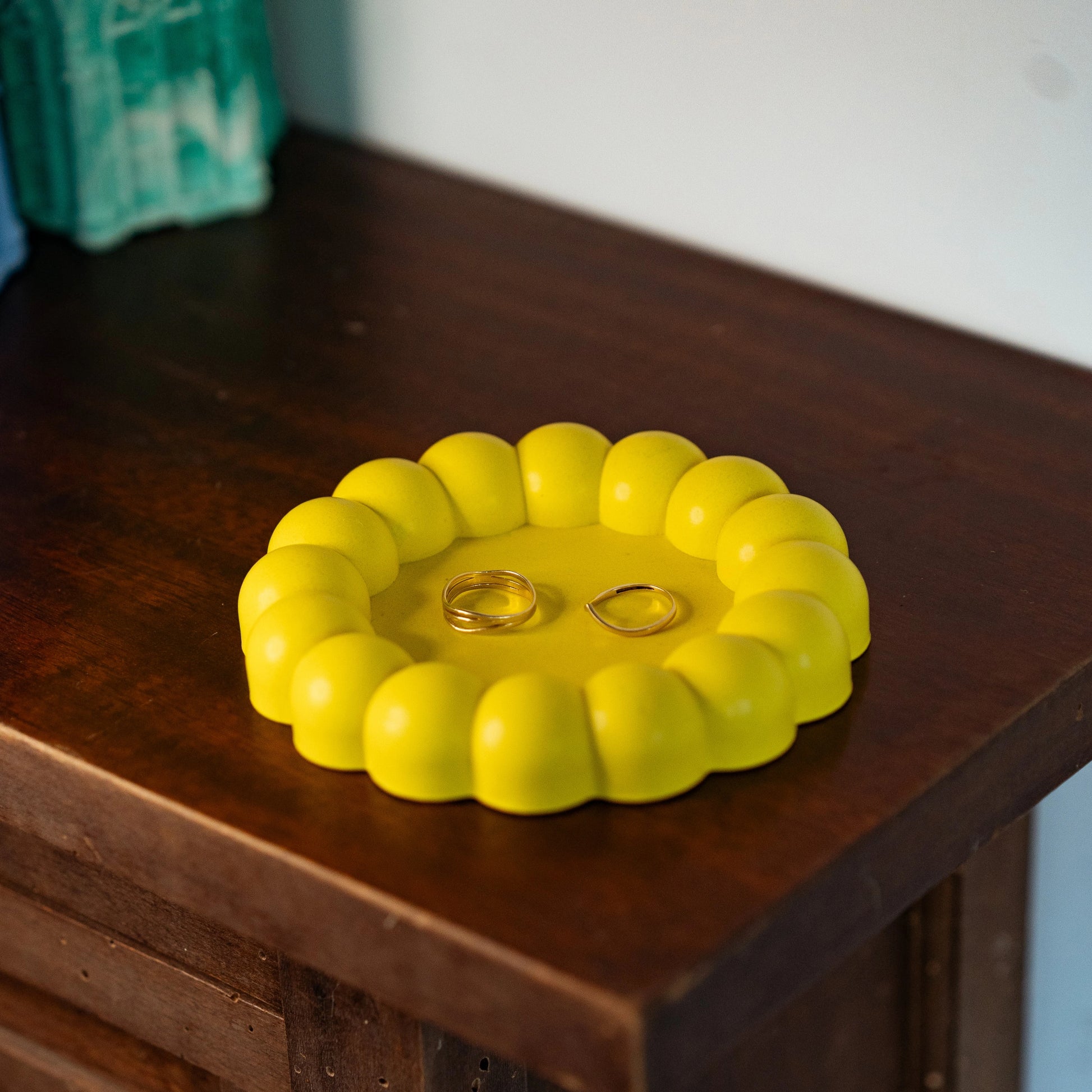 Handmade Jesmonite tray for candles or jewelry – cloud-shaped design in yellow
