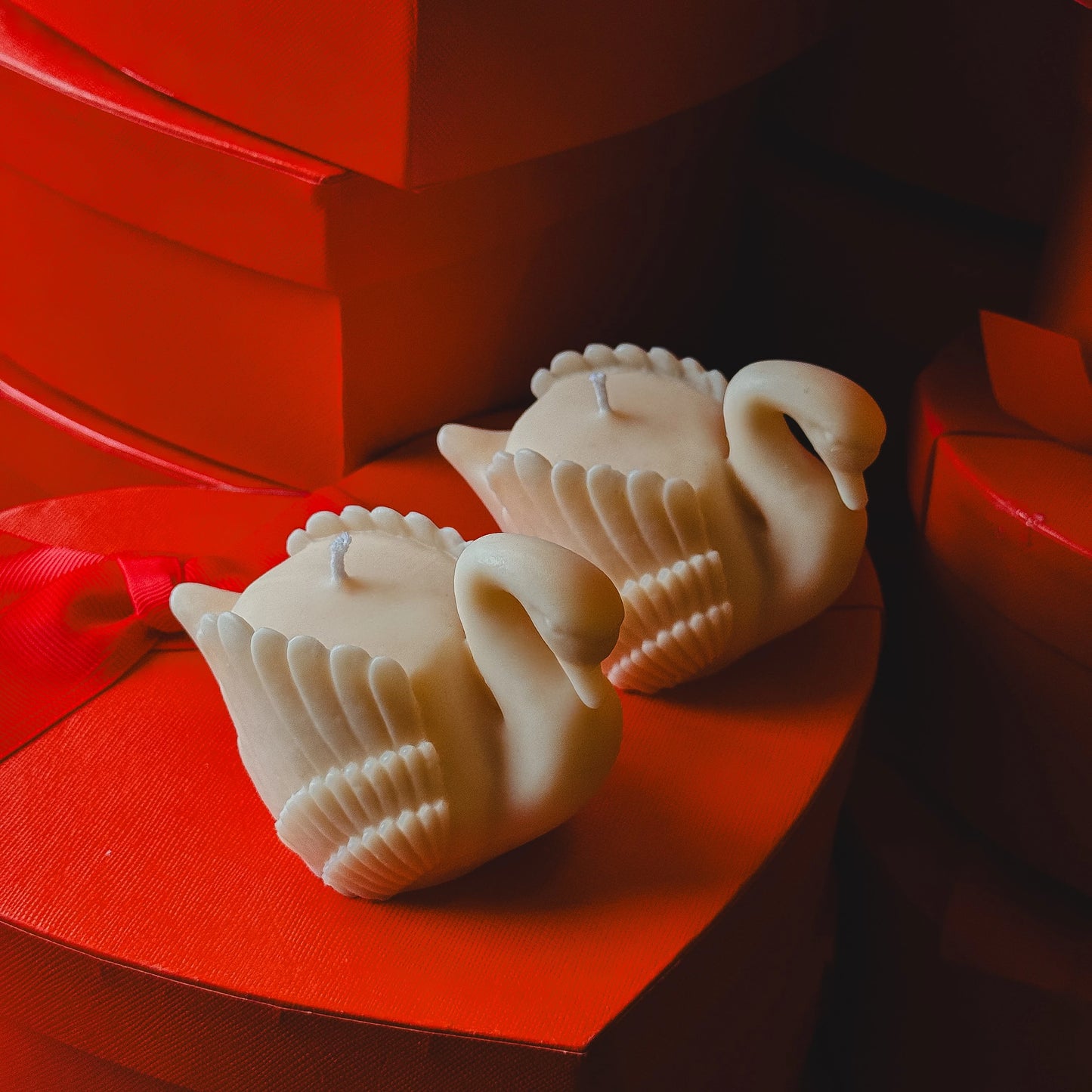 Handmade Swan Candle as a romantic Valentine’s Day gift, displayed on red gift boxes – elegant candle décor by Hot Mess Candle Netherlands