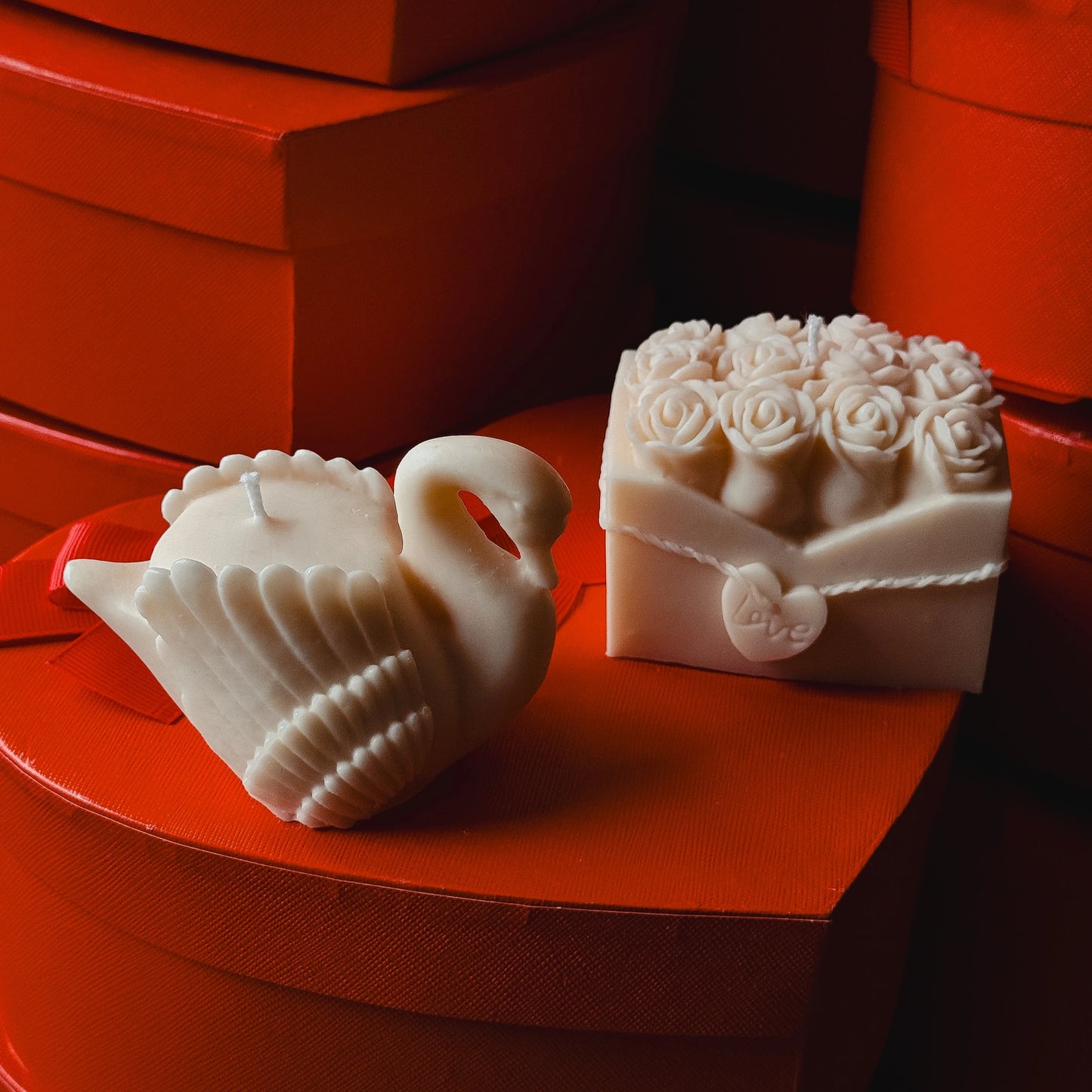 Swan and rose bouquet candle gift set for Valentine’s Day with a red heart-shaped packaging background – romantic handmade candle bundle by Hot Mess Candle Netherlands