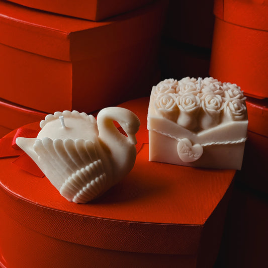 Swan and rose bouquet candle gift set for Valentine’s Day with a red heart-shaped packaging background – romantic handmade candle bundle by Hot Mess Candle Netherlands