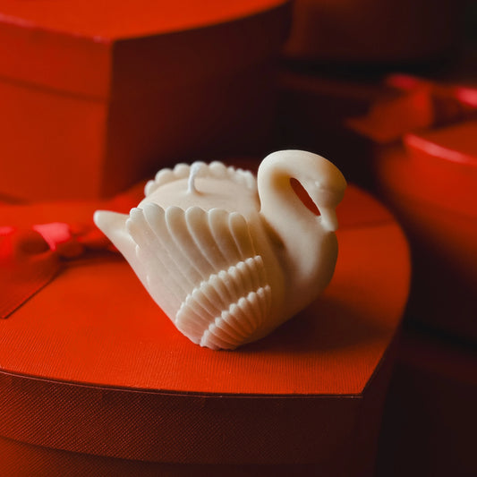 Handmade Swan Candle as a romantic Valentine’s Day gift, displayed on red gift boxes – elegant candle décor by Hot Mess Candle Netherlands